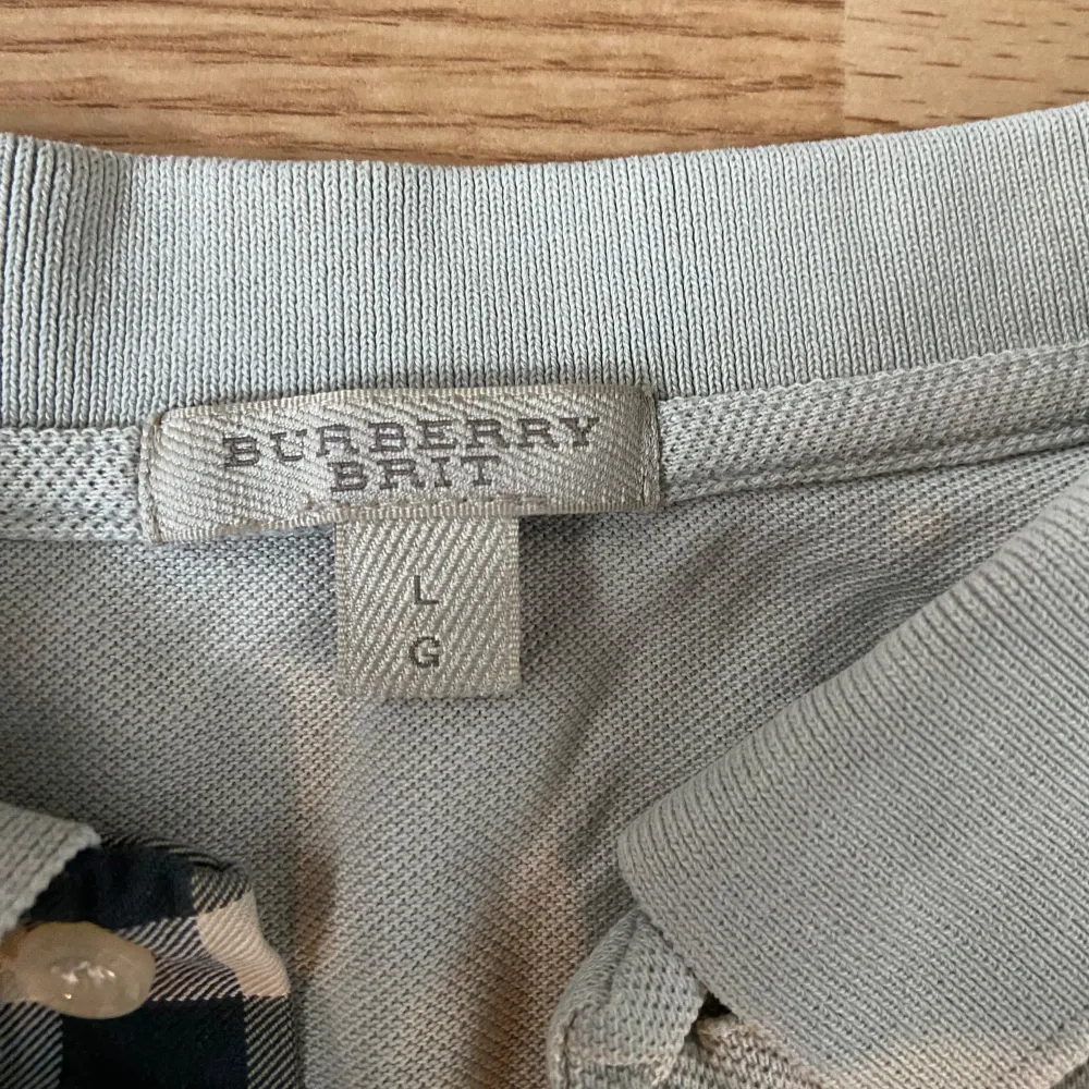 Burberry piké ✅Skick 8/10 finns minimala flaws som jag kan skicka bild på ✅Storlek L   Pris går alltid att diskutera vid snabb affär💯 Tveka inte att skicka ett meddelande vid minsta lilla fundering 🙏✅. T-shirts.