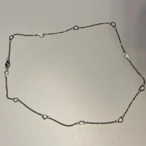 Halsband - Jättegulligt halsband med små hjärtan på. Kan skicka med frimärken, då blir fraktkostnaden 18kr.