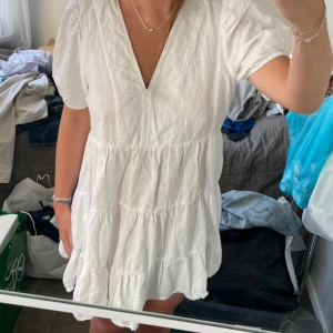 Vit klänning från zara - Supersöt vit klänning från zara! 