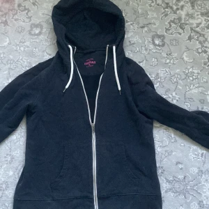 Zip hoodie  - Svart zip hoodie med vita snören. Rätt så tjockt tyg. God kvalitet och inga defekter. 