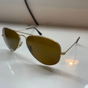 Rayban solglasögon  - Rayban solglasögon med styrka. Går att ta bort glaset med styrkan hos bland annat Synsam mm. 