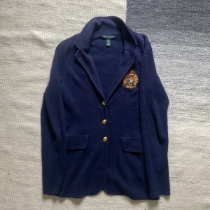 Ralph lauren kavaj 100% bomull - Jag säljer en stilren Ralph lauren kavaj någonting 100% bomull. Den är storlek S. Den är i superbra skick. Ge BUD och skriv till mig.  MVH Carl!
