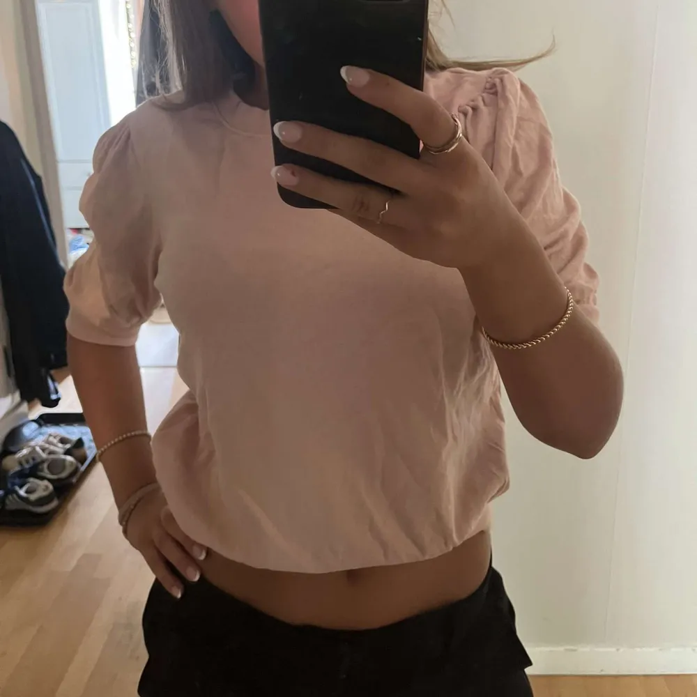 En ljusrosa tröja i storlek Xs från black story. Använt väldigt få gånger 🥰. Neuletakit & Villapaidat.