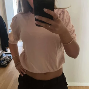 Tröja  - En ljusrosa tröja i storlek Xs från black story. Använt väldigt få gånger 🥰