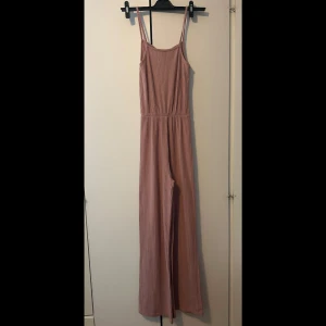 Rosa jumpsuit - Säljer en helt oanvänd rosa jumpsuit i storlek S. Passar även XS. Köpt utomlands. 