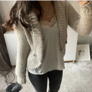 Stickad kofta - (Första bilden är från förra säljaren) Säljer vidare denna gosiga koftan. Den är i fint skick❣️