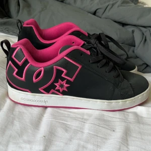 DC skor  - Ett par feta rosa Dc skor köpta för ett år sedan typ. Sparsamt använda i toppen skick!  Skriv om ni vill ha fler bilder eller har några frågor!  Pris kan alltid diskuteras!  SKRIV INNAN KÖP ELLER VID INTRESSE!!! 