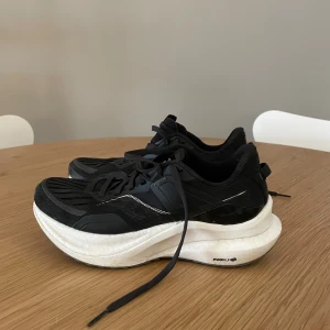 Saucony Tempus - Saucony Tempus löparsko, svart/vit. NYSKICK - använda 2 gånger! Nypris: 2199:- 