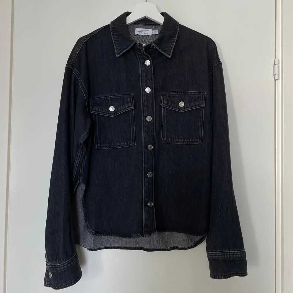 Svart jeansskjorta/overshirt från &Other Stories, lite grövre jeanstyg och hög kvalité. Oanvänd! Nypris: 990:-. Skjortor.