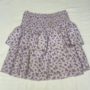 Volangkjol - Jättefin lila blommig volangkjol. Perfekt nu till sommaren! Storlek XXS men passar på mig som har S