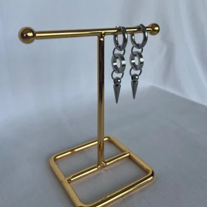 Örhängen  - Finns i guld och silver. Köp för 109kr/st Eller 179kr/ paret. Modell 154 Smyckes ställningen finns även att köpa för 299kr!