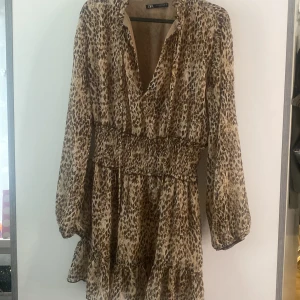 Klänning  - Säljer denna klänningen från zara som jag har använt ett par gånger 🩷🩷 den är storlek M men den passar även S och XS