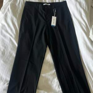 Tja! Jag fick dessa i present men dem är för stora för mig. Skick: Nya, Storlek: 48, Byxmodell: (Johnny trousers 14930) Nypris på Samsøe: £130 = 1 760 SEK