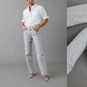 Gina Tricot low waist jeans  - Gråa low straight jeans från gina Tricot, som är low waist och straight, i nyskick. Säljer likadana i svart. 