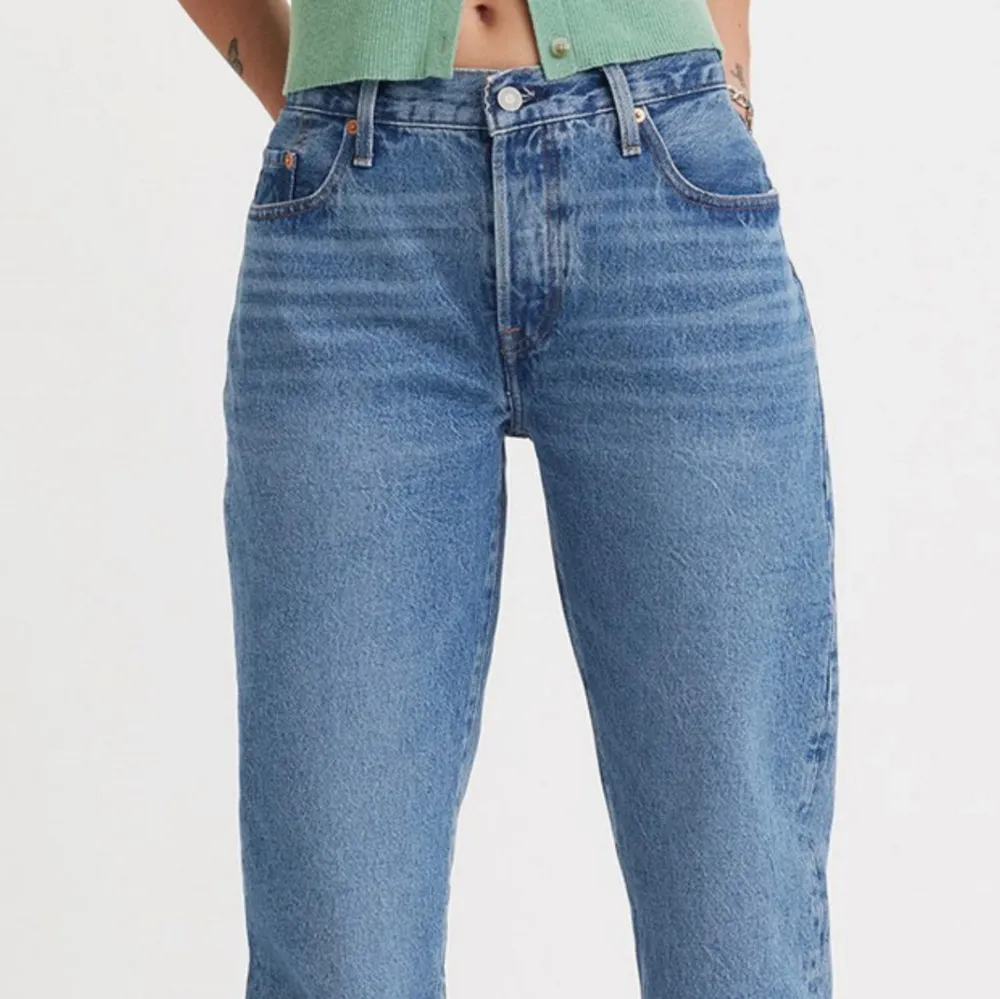 Nyskick, använda två gånger, säljer pga inte min stil. Storlek 28/32, nypris 1300kr. Jeans & Byxor.