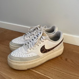 Nike sneakers  - Nike sneakers i jättefint skick. Sulan ska vara beige så den är inte smutsig. 
