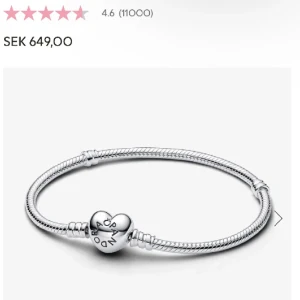 Pandora armband - Jättefint Pandora armband som ni ser på bilden. intressekoll så inte säker på om jag säljer men isf 500 för armband och 250/st för berlockerna som jag har❤️ pris går att diskutera så bara att skriva så kan vi prata VID SMIDIG OCH SNABB affär