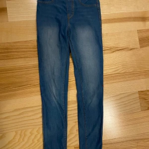 Leggings  - Strl 140. Säljes i begagnat skick. Kolla gärna in mina andra annonser för samfrakt.  Jag är väldigt mån om mina köpare. Skulle du vara missnöjd med ditt köp så ta gärna kontakt med mig innan dåligt omdöme, så har jag en chans att rätta till det. 