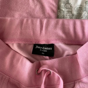 Juicy couture byxor rosa xs - Jättefina juicy byxor i frotté material som passar perfekt på sommaren. Storlek XS. Aldrig andvända💗  