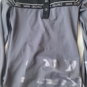 Ridtröja - Har slutat rida så säljer min tröja nu. Den är i super bra skick finns inga skador på den alls. Jättefin i färgen och super snygg. Skriv till mig privat ifall du är intresserad :)