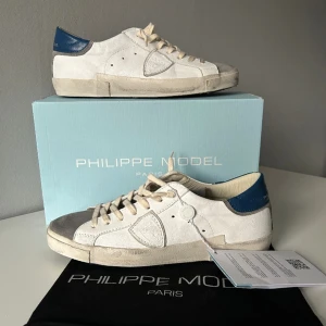 Philippe model 41 - Säljer nu mina riktigt feta philippe model skor!! Skorna i bra skick (använda i ungefär 1 månads tid). Allt og ingår (Box, dustbag osv). Kvitto finns! Storlek 41 men kan passa 42 också. Skriv vid fler frågor eller bilder 🙌🏽🙌🏽