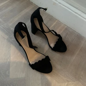 Klackskor  - Säljer dessa fina klackar från h&m, nästan oanvända 
