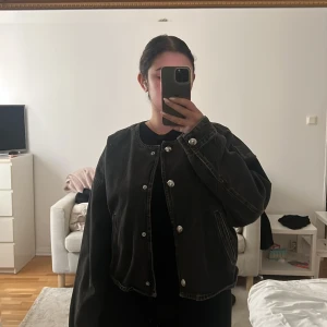 Grå jeansjacka från HM - Säljer min gråa korta jeansjacka från HM 