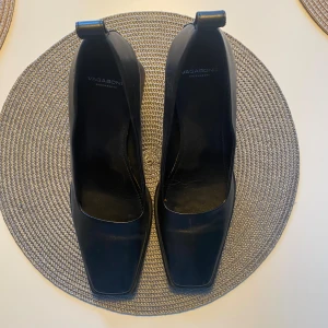 Vagabond svart skinnpumps - Som nya, använda max tre gånger - se sula. Pris inkl frakt.
