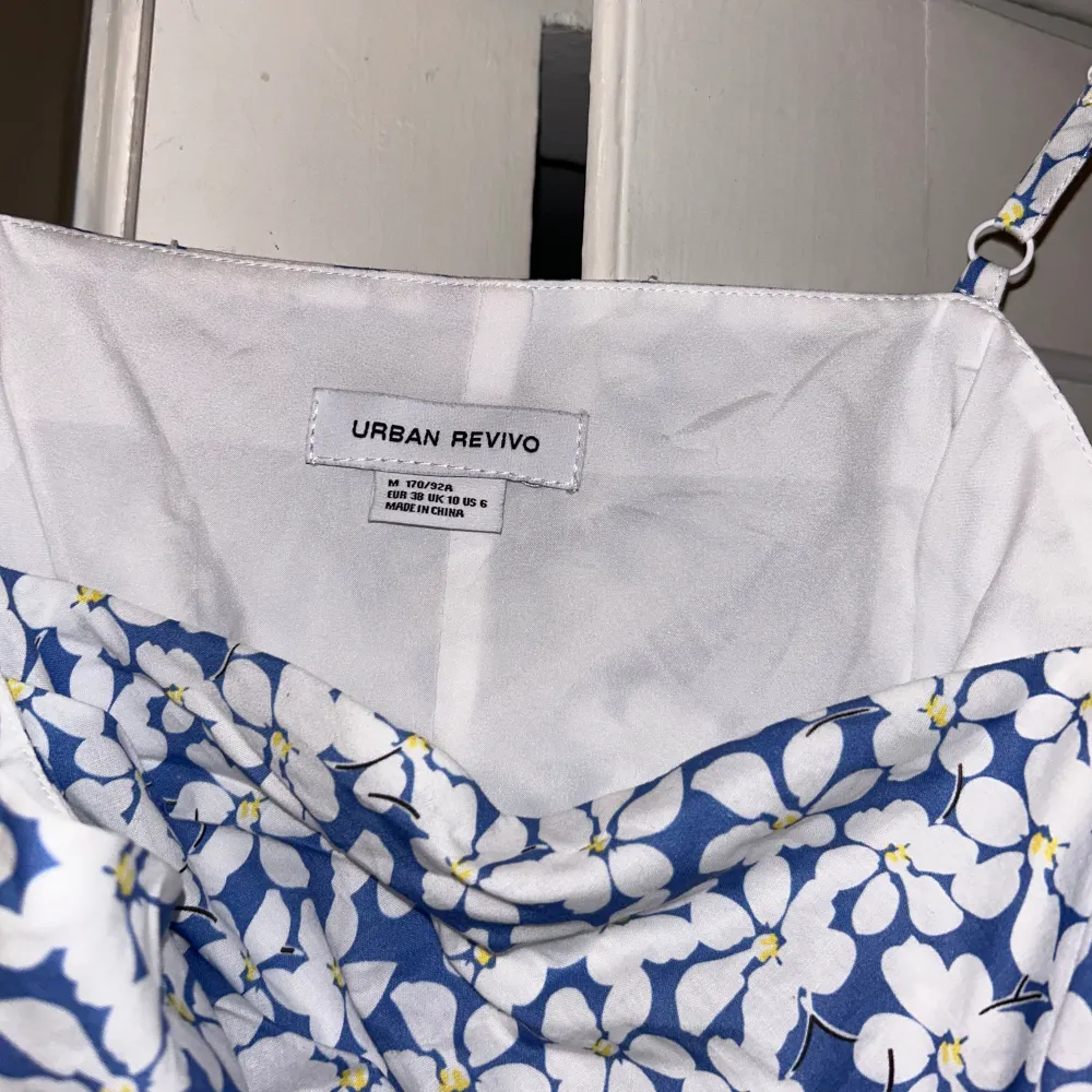 Blommig tight klänning köpt på asos från märket urban revivo. Aldrig använd. Stl M. . Klänningar.