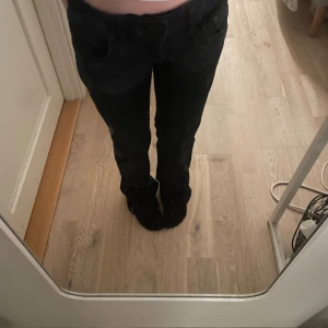  low waist ltb jeans - jätte fina ltb jeans, de är mörkblåa och i modell valerie, jätte bra skick. säljer pga de är för långa för mig som är 152💕