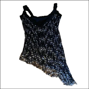 Snedskuret vintage linnet - Fint unikt vintagelinne i spets, möts upp på söder eller postar mot fraktkostnad. Storlek S. 