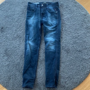 Replay Anbass slim fit - Säljer dessa replay anbass jeansen i färgen ”väldigt mörkt blå” i nyskick, 10/10. Köpte de tidigare i våras med vuxit ur de, köpte de då för 1200kr. De är i storlek 28/30 och passar 160-170 utmärkt. Hör av er vid frågor.