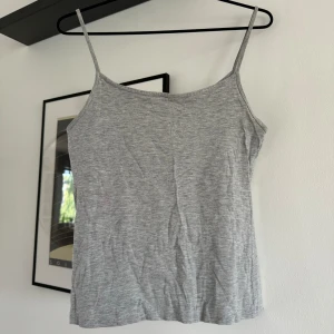 Linne - Linne som man kan ha på sig åt båda håll. Ena sidan är u-ringad och andra sidan är v-ringad.   Katt finns i hemmet!