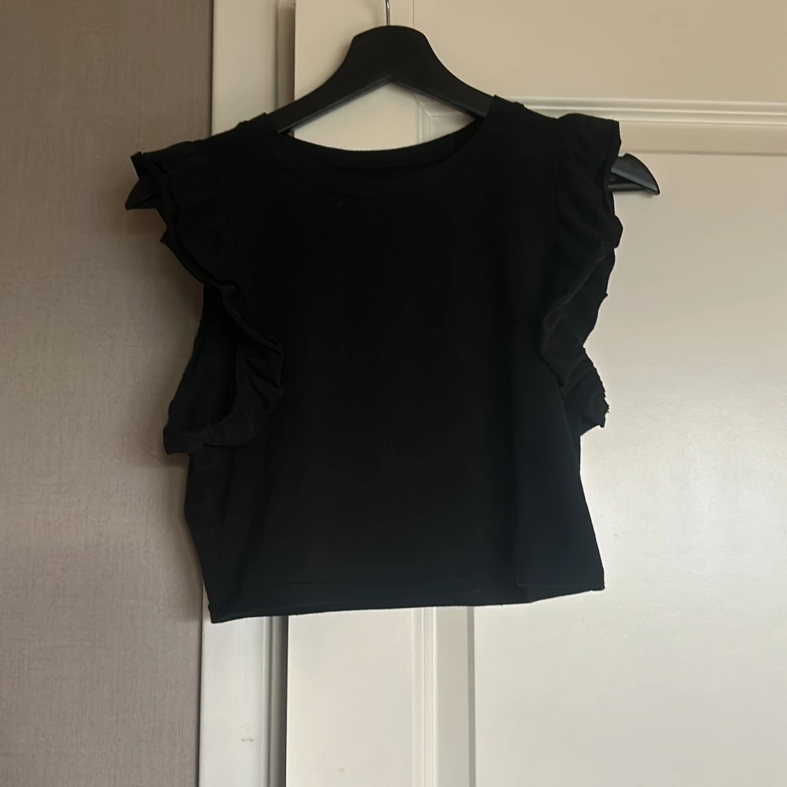 Topp med volangärmar