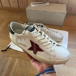 Golden Goose Skor - Hej, säljer nu ett par Golden Goose i strl 42. Dom är helt nya i PERFEKT skick 10/10) och kommer vara riktigt shyssta under sommarn. Box  + dustbag ingår och dom är äkthetsverifierade.  Följ profilen då vi säljer fler shyssta produkter nu i sommar!🌊🍾