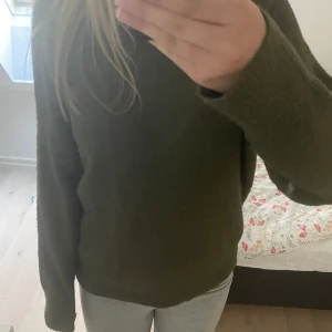 Stickad tröja! - Jättebekväm och fin men har inte kommit till användning helt enkelt. Köpt på Emporia, kings & queens vid normal o där och är i toppenskick. Skriv vid frågor!💓