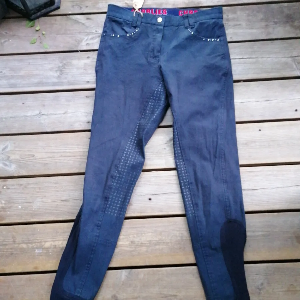 Andvenda och 10gonger jete fina jag seljer des för att dom inte är min smak men dom är jete fina säljer för 100kr. Jeans & Byxor.