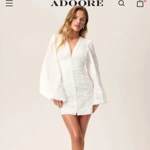 Adoore klänning Florence dress strl 38 - Adoore klänning strl 38 i populära modellen Florence, passar strl 36/liten 38. Populär modell, helt slutsåld. Perfekt sommarklänning el studenten/midsommar. Nypris 1495 Går alltid att sälja vidare🫶🏻🫶🏻 Se profil för fler klänningar från Adoore/stories