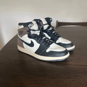 Nike Jordan 1 - Säljer mina Nike Air Jordan 1 då jag inte använder skorna längre. Skorna är i bra skick och dom är köpta på Plugmeplease för 5000kr. Kvitto finns.