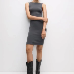 Kort rynkad polyamidklänning - Från Pull&Bear, storlek S. Endast provad, dock klippt av prislappen. Nypris 229kr + frakt, säljes för 220kr