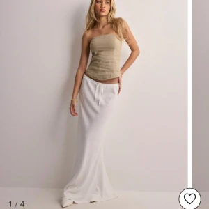 Vit linnekjol Nelly - Helt oanvänd vit linnekjol från Nelly. Jag säljer den då jag beställde hem 2 olika storlekar och sparar enbart den ena. Kjolen är så slut på Nellys hemsida…