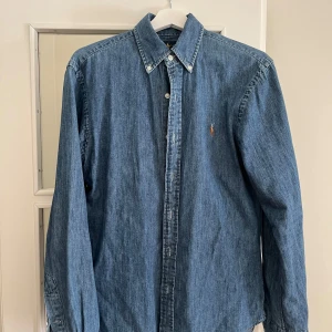 Ralph Lauren Skjorta - M - slim fit - Skjorta från Ralph Lauren med jeans utseende. 100% bomull. Passform: slim-fit Använd väldigt få gånger och skonsamt tvättad! Säljs på t.ex careofcarl för 1700kr 