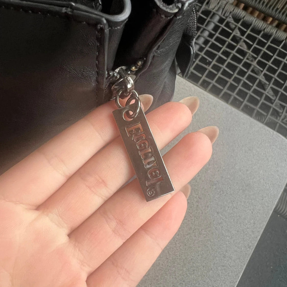 Svart väska med vingar  - 91