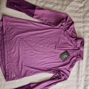 Träningströja - Oanvänd långärmad träningströja i strl.42. Köpt på Intersport, deras eget märke.
