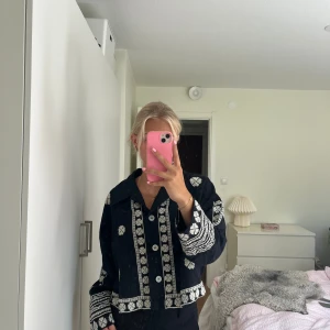 Topp  - Topp/kofta (?) iaf jättefin från zara, använd cirka två gånger så i fint skick. Den är i storlek xl men passar bra på mig som vanligtvis har s🥰