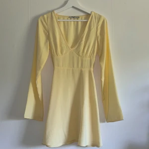 Fin sommarklänning - Säljer den här troligt fina klänningen! Den har en härlig gul färg som är alldeles lämplig nu till sommaren!🌸⭐️ Den har en liten fläck på ena ärmen samt några sträck på magen men som knappt syns, därav närbilden på klänningen. 🌸