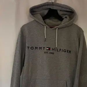 Säljer en grå Tommy Hilfiger-hoodie i storlek M. Nyskick, knappt använd. Nypris var cirka 1000kr.   Mitt pris: 500kr (pris kan diskuteras)