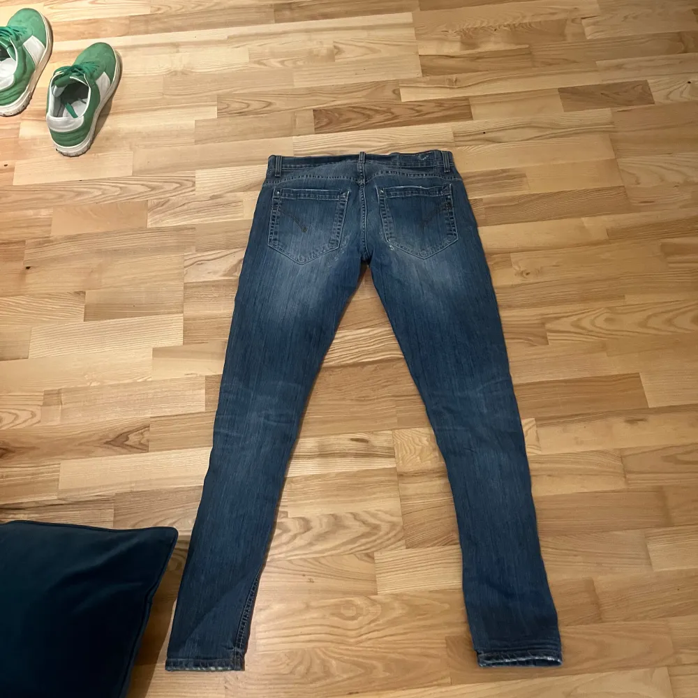 säljer dessa snygga jeans ifrån dondup ny pris 3000 mitt pris 700!!. Jeans & Byxor.