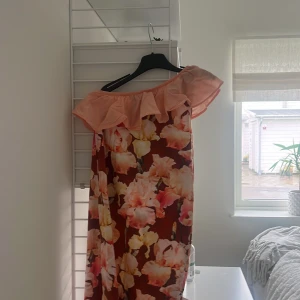  En snygg klänning -  En klänning från molo jag har bara provat en en gång jag har faktiskt inte använt den