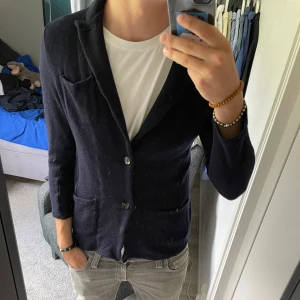 John Henric kavaj - Snusa John Henric Kavaj i 100% merino ull. Riktigt bra skick säljer då den ej passar. Storlek S jag är 182 och väger 69 kg. Skriv om vid frågor